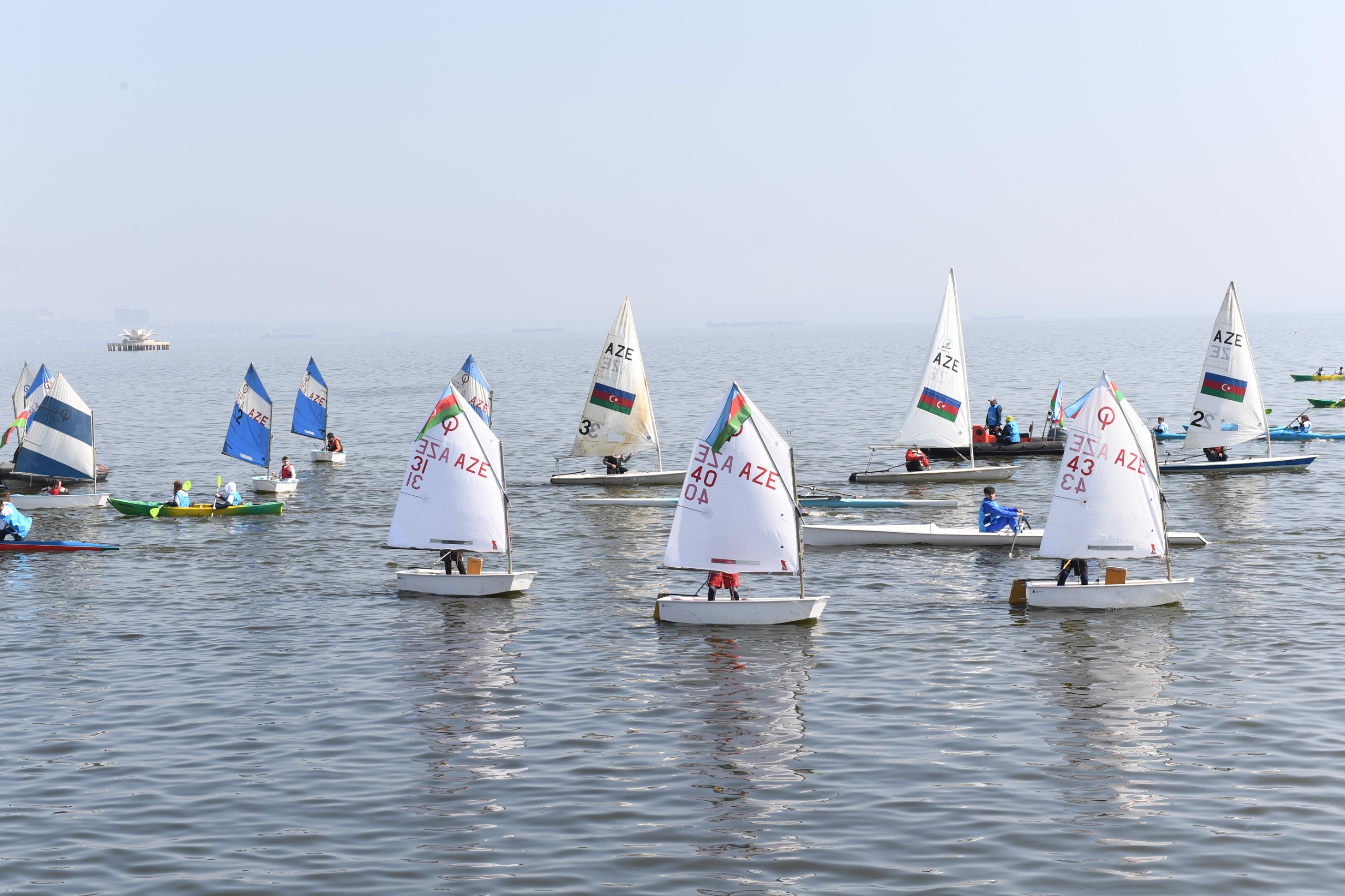 Bakıda Xəzərin suları avarçəkmə və yelkənli qayıqlarla bəzəndi (FOTO)
